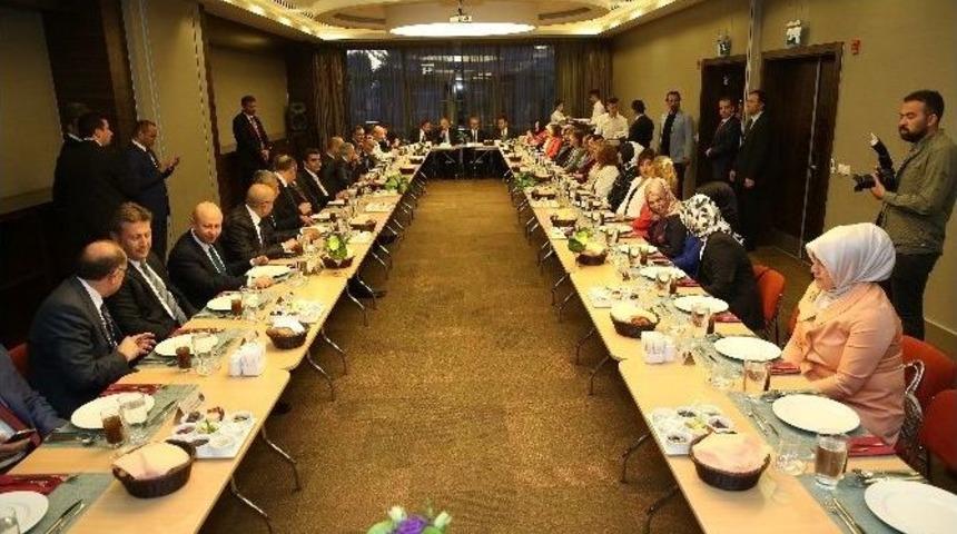 Başkan &Ccedil;elik, Halef Ve Selef Valiler Onuruna Bir Yemek Verdi