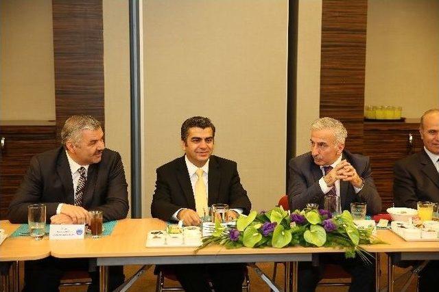 Başkan Çelik, Halef Ve Selef Valiler Onuruna Bir Yemek Verdi