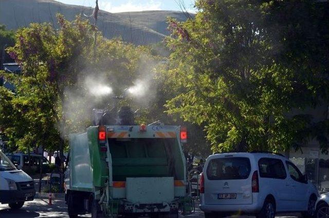 Adilcevaz Belediyesi Cadde Ve Sokaklara Gül Suyu Serpti