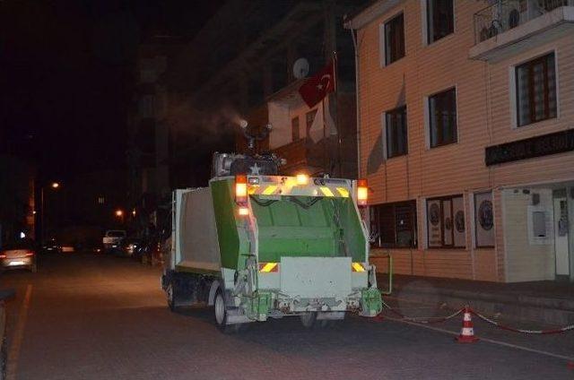 Adilcevaz Belediyesi Cadde Ve Sokaklara Gül Suyu Serpti