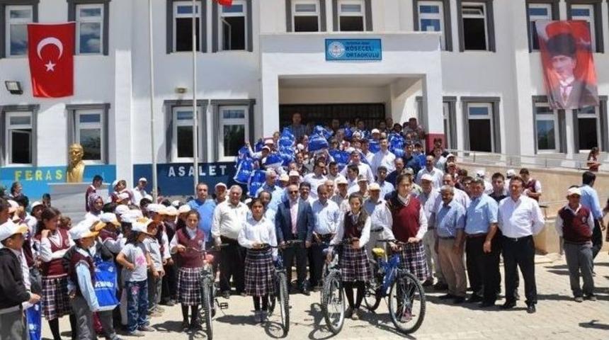 Besni İl&ccedil;esinde 18 Bin 500 &Ouml;ğrenciye Kıyafet Yardımı