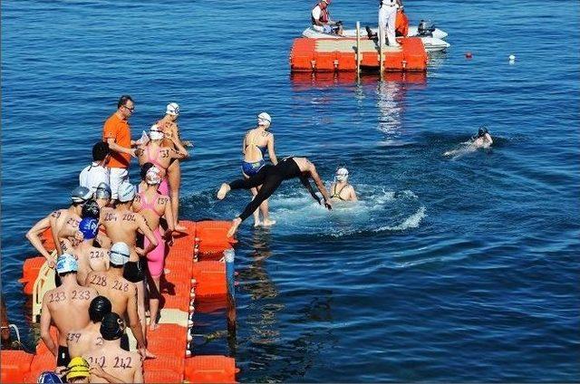 Foça’da Açık Su Yüzme Şampiyonası Başladı