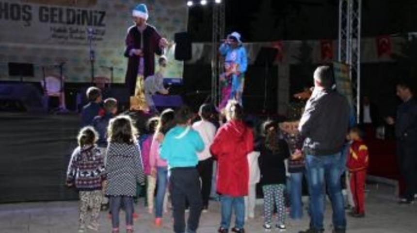 Ramazan Sokağına Gelen &Ccedil;ocuklar Eğleniyor