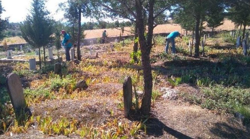 K&ouml;pr&uuml;başı&rsquo;nda Mezarlıklar Bayrama Hazırlanıyor