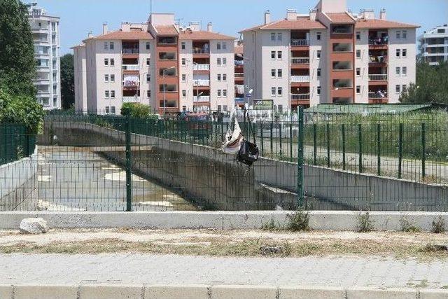 Derede Menfez Üzerine Asılan Çantalar Fünye İle Patlatıldı