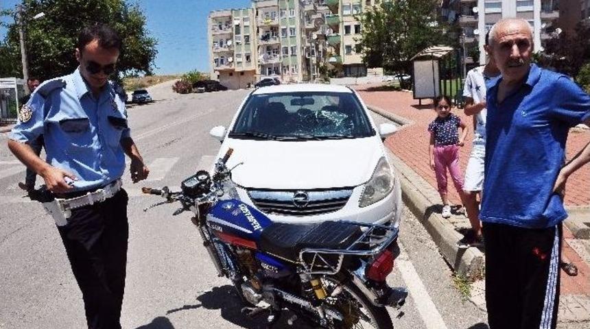 Motosikletli Gen&ccedil;ler Otomobile &Ccedil;arpıp Ka&ccedil;tı