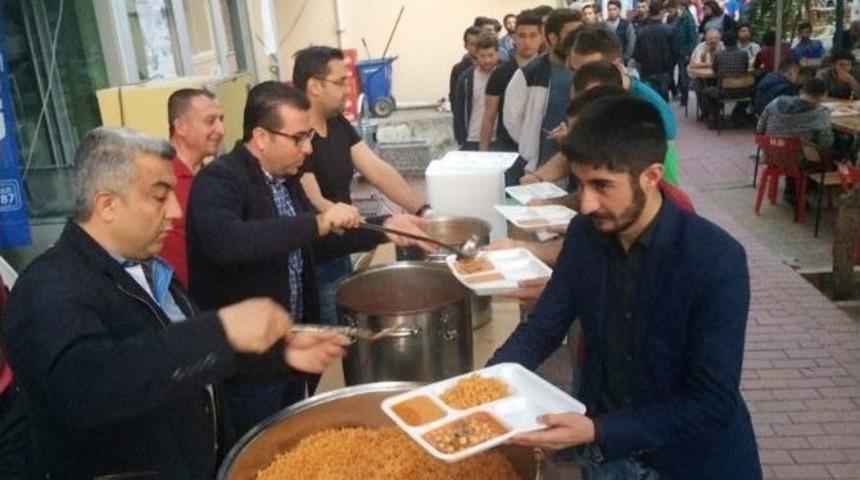 Kaymakam Bayraktar Ve Başkan &Ccedil;alışkan Oru&ccedil;larını İftar &Ccedil;adırında A&ccedil;tı