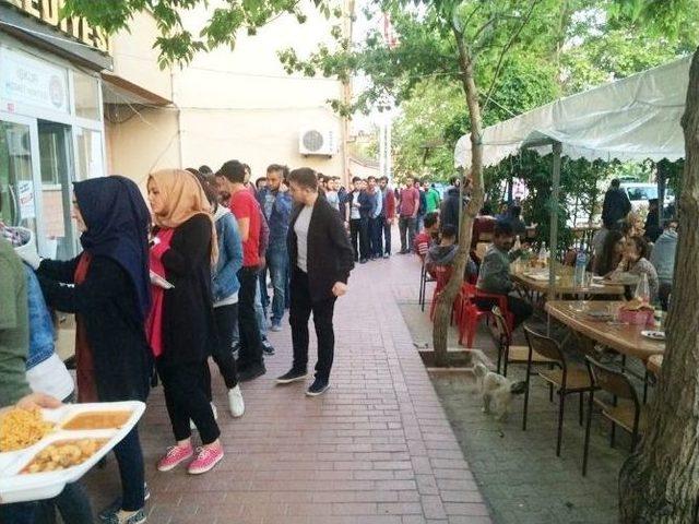 Kaymakam Bayraktar Ve Başkan &Ccedil;alışkan Oru&ccedil;larını İftar &Ccedil;adırında A&ccedil;tı 1