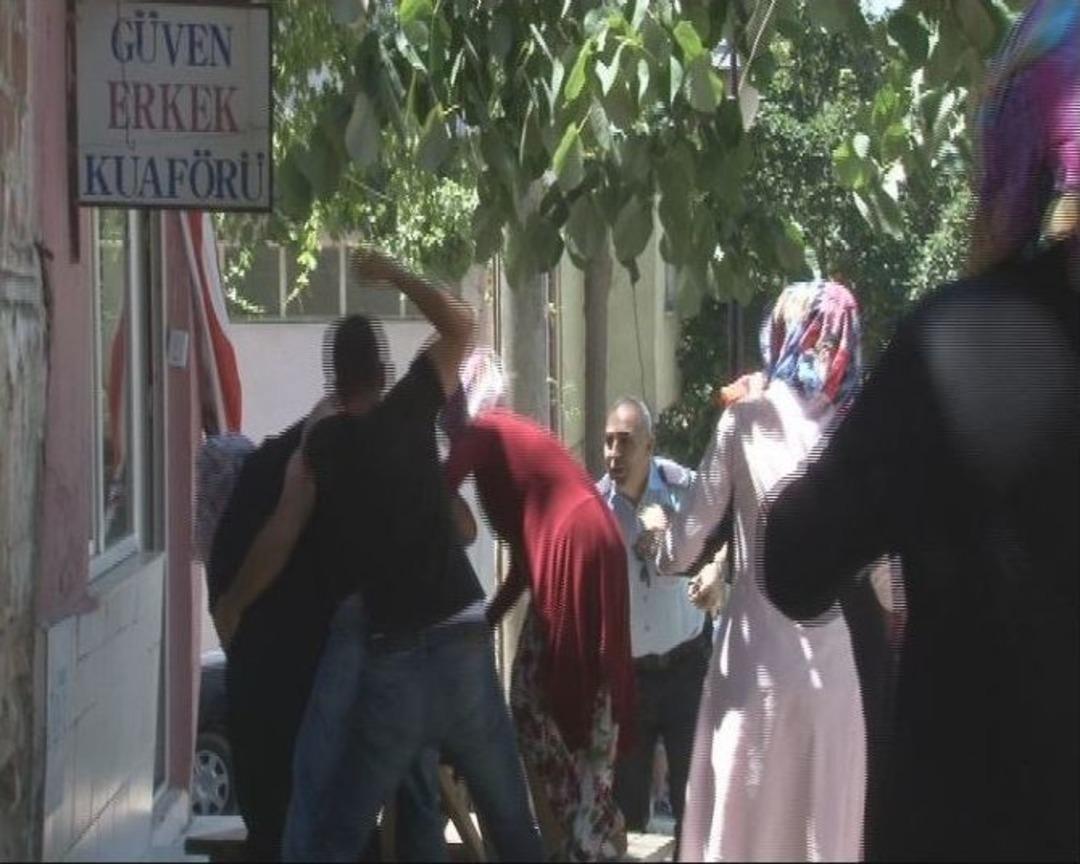 K&ouml;yl&uuml; Kadınların Yol Kapatma Eyleminde Tekme Tokat Kavga...(&ouml;zel Haber)