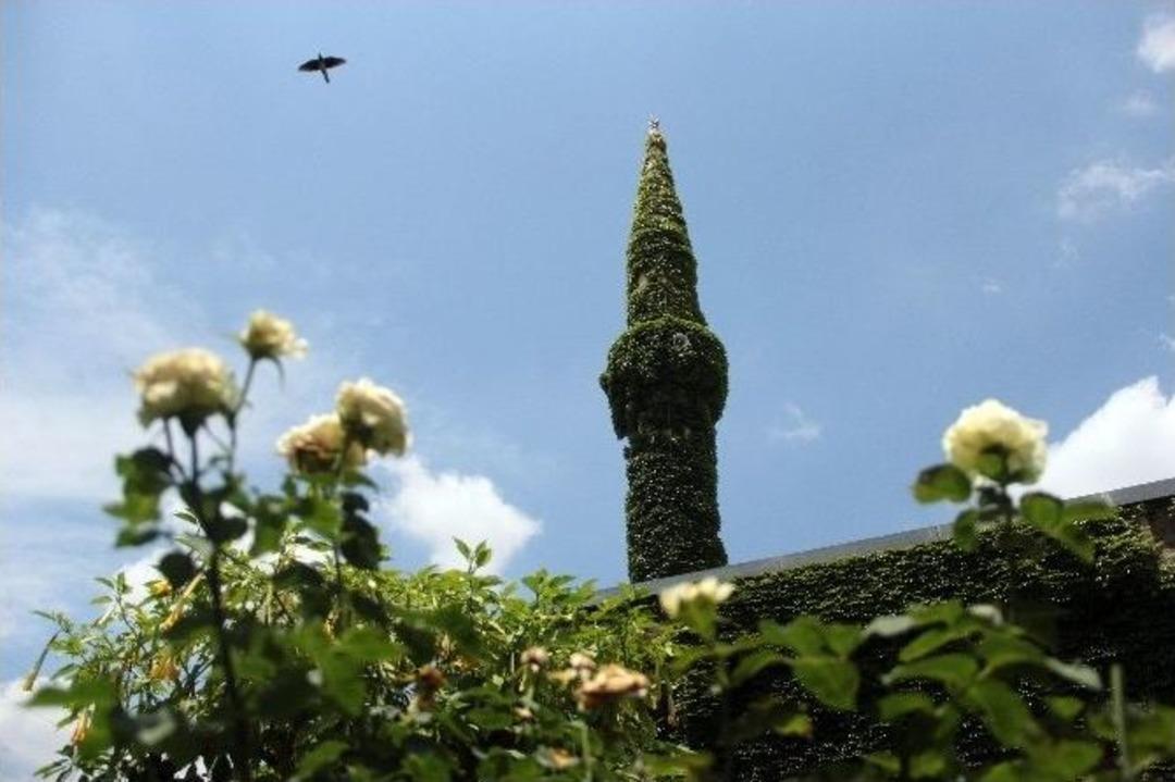 Adana&rsquo;daki Yeşil Cami, &Ccedil;i&ccedil;ek Kokularıyla Cemaati Adeta B&uuml;y&uuml;l&uuml;yor