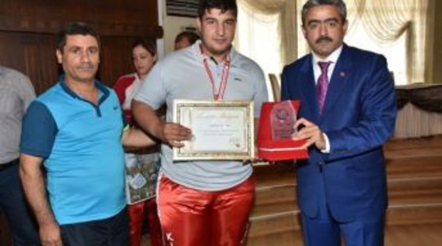 Nazilli&rsquo;de &Ouml;zel &Ouml;ğrencilere Plaket Verildi