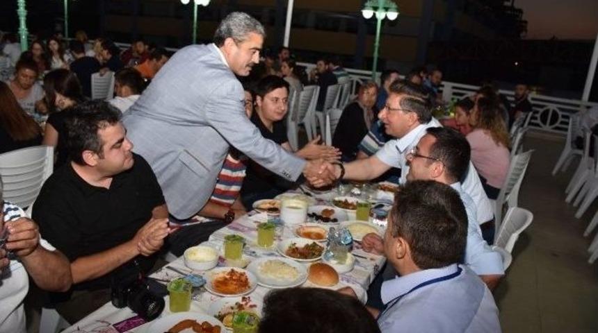 Başkan Alıcık, Berberler Ve Kuaförleri İftarda Yalnız Bırakmadı