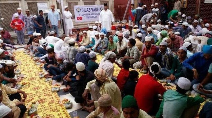 Hintli M&uuml;sl&uuml;manlar İftarlarını İhlas Vakfı Sofralarında A&ccedil;tı