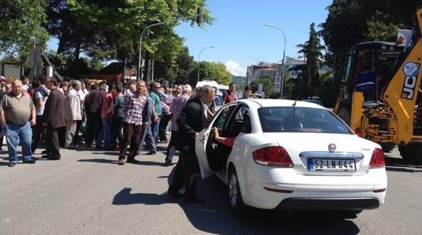 Otomobilin &Ccedil;arptığı Anne İle Kızı Yaralandı