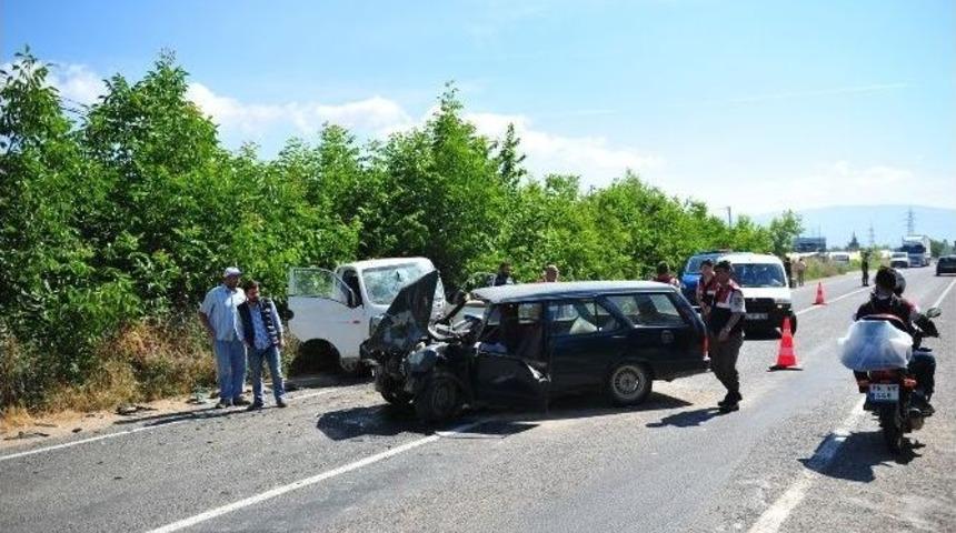 Bursa&rsquo;da Kamyonet İle Otomobil Kafa Kafaya &Ccedil;arpıştı: 4 Yaralı