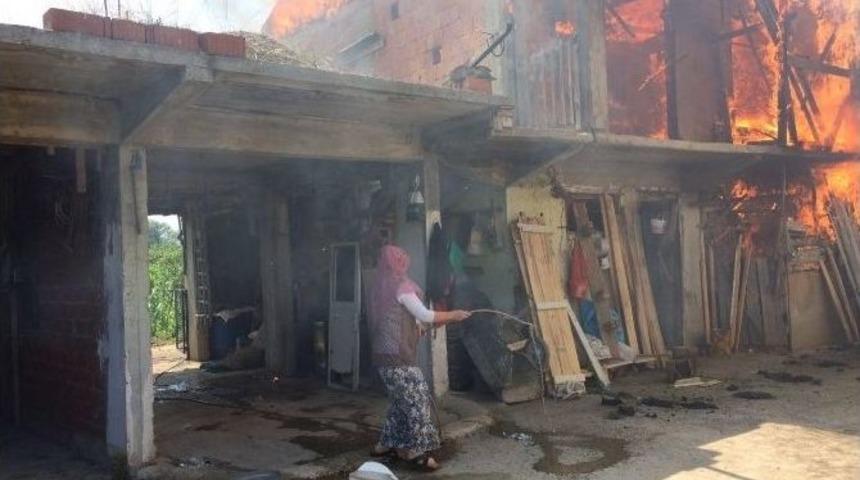 Samanlık Ve Depo Alev Alev Yandı