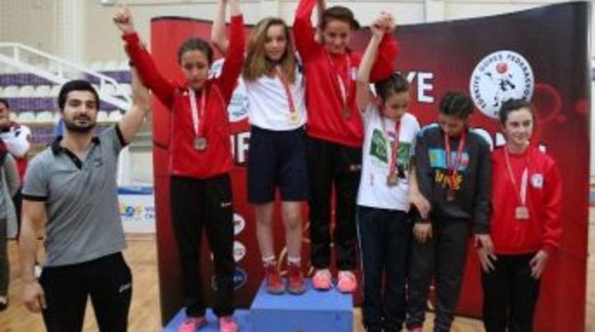 Diyarbakırlı G&uuml;reş&ccedil;iler Madalya İle D&ouml;nd&uuml;