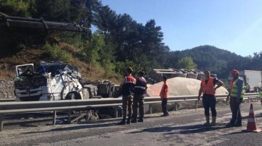 &Ccedil;imento Y&uuml;kl&uuml; Tır Devrildi: 1 &Ouml;l&uuml;