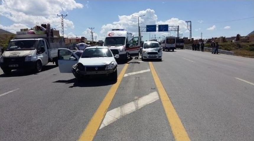 Tatvan&rsquo;da 5 Ara&ccedil; Birbirine Girdi