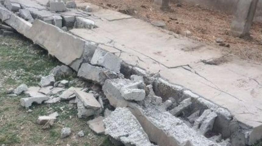 &Uuml;zerine Duvar &Ccedil;&ouml;ken &Ccedil;ocuk &Ouml;ld&uuml;