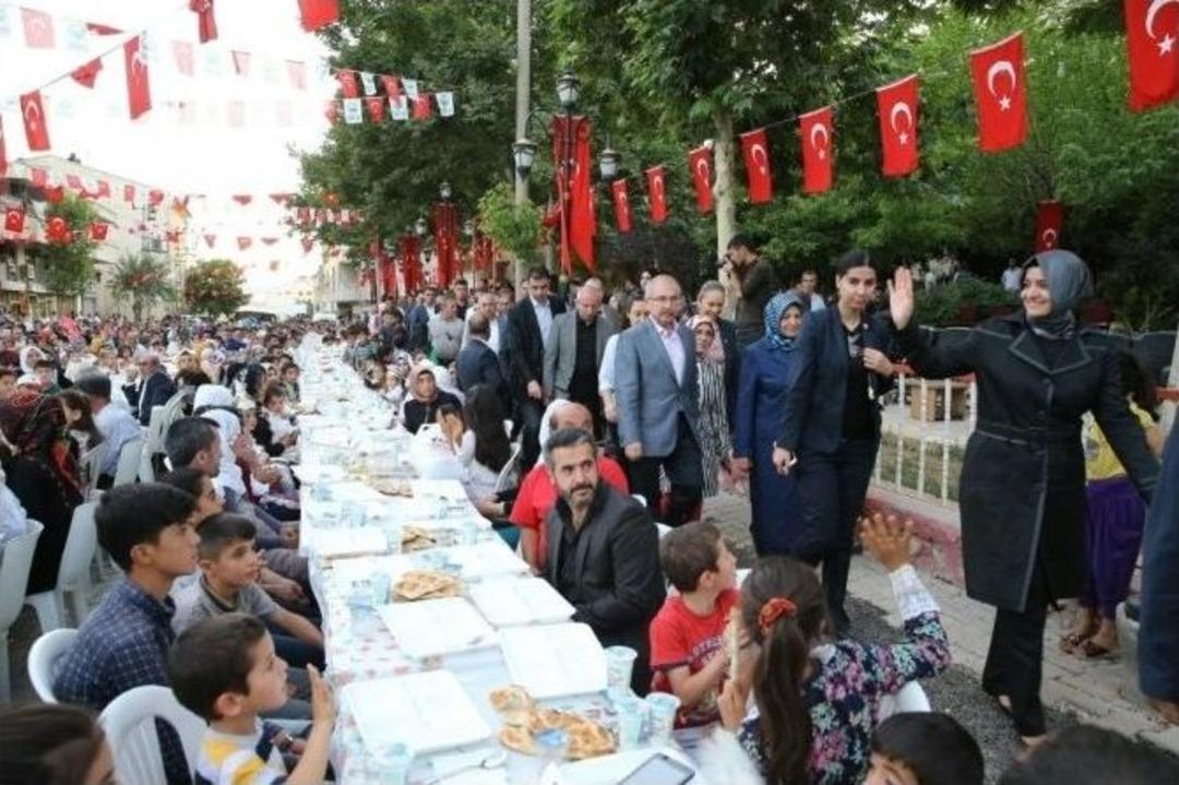 Aile Ve Sosyal Politikalar Bakanı Bakan Kaya Mardin&rsquo;de İftarını A&ccedil;tı