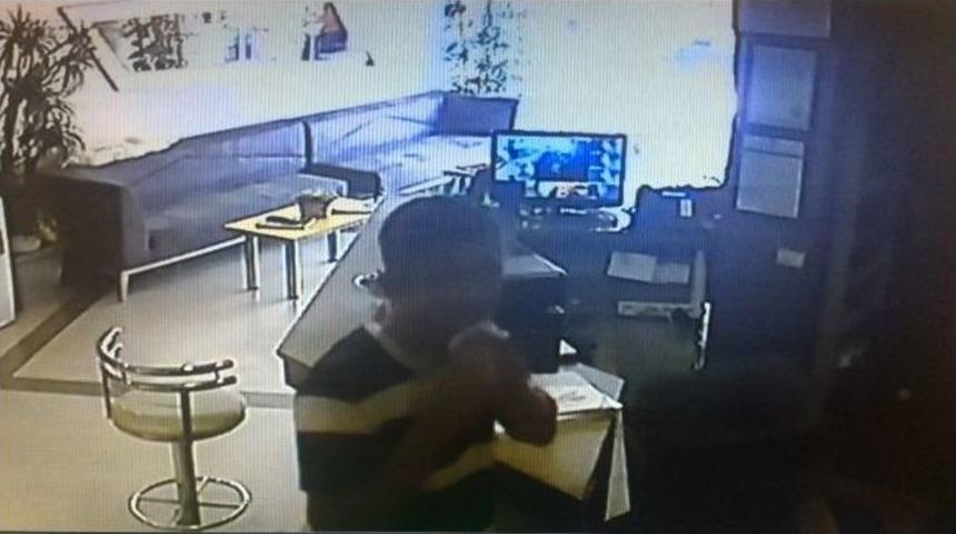 Şaşkın Hırsızdan G&uuml;venlik Kameralarına &rsquo;t&uuml;k&uuml;r&uuml;kl&uuml; Kağıt&rsquo; Y&ouml;ntemi