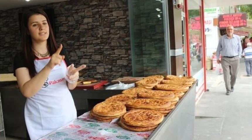 Ramazan&rsquo;da Tok Tutan Tahinli Pide İ&ccedil;in Uzun Kuyruklar Oluşuyor