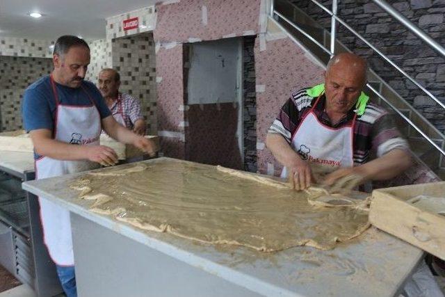 Ramazan’da Tok Tutan Tahinli Pide İçin Uzun Kuyruklar Oluşuyor