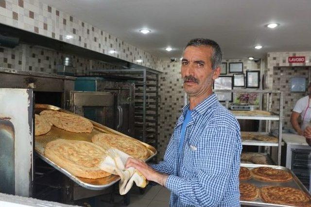 Ramazan’da Tok Tutan Tahinli Pide İçin Uzun Kuyruklar Oluşuyor