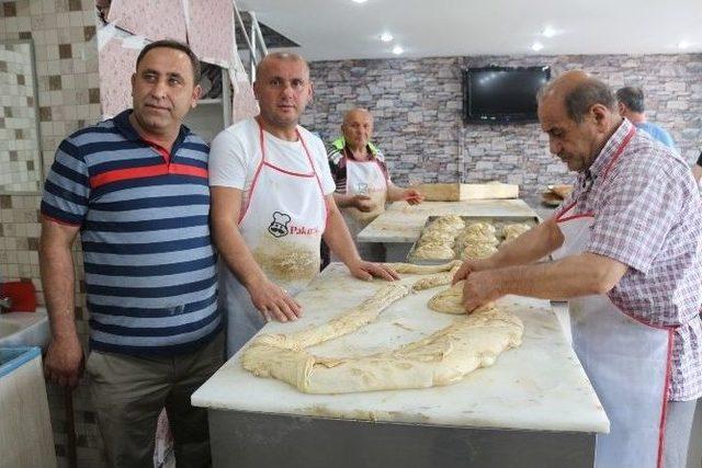 Ramazan’da Tok Tutan Tahinli Pide İçin Uzun Kuyruklar Oluşuyor