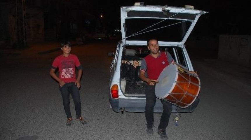 Biri Motorla, Diğeri Otomobil Bagajında Davul &Ccedil;alıyor