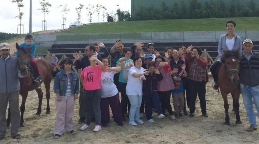 Down Sendromlu Ve Otizmli &Ccedil;ocuklar Sultangazi&rsquo;de Atla Terapi Yaptı
