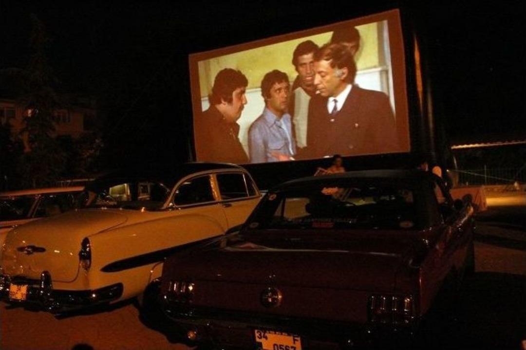 &ldquo;hababam Sınıfı&rdquo; 41&rsquo;inci Yıld&ouml;n&uuml;m&uuml;nde Klasik Otomobillerden İzlendi