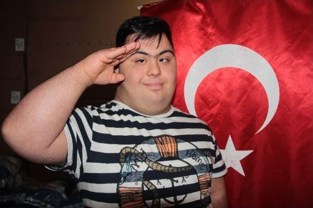 (&ouml;zel Haber) Down Sendromlu Oğlu İ&ccedil;in Asker Kınası Eğlencesi D&uuml;zenledi