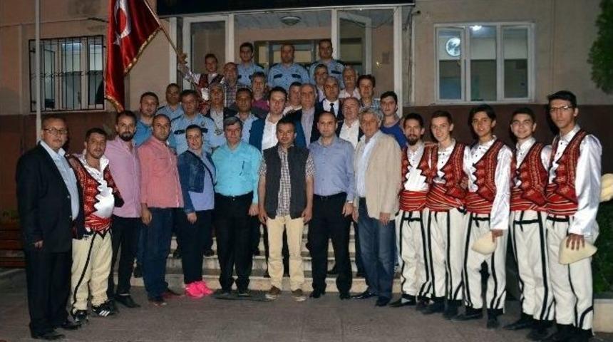 Balkan Ezgileriyle Polis Merkezine Sahur Yapmaya Gittiler