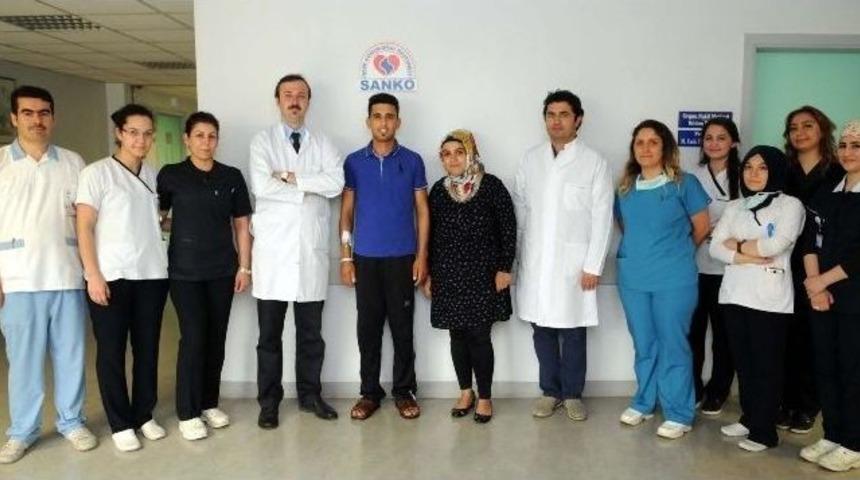 Abla Kardeşine B&ouml;breğini Verdi