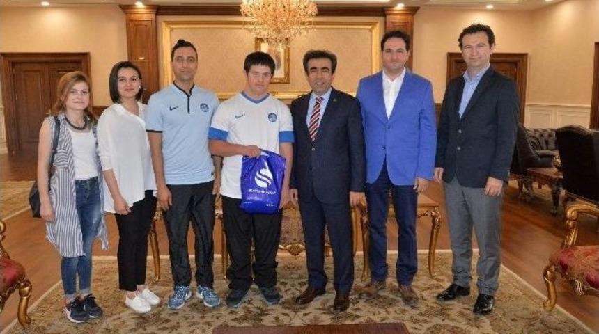 &Ouml;zel Sporcu Anıl Demir&rsquo;den Vali G&uuml;zeloğlu&rsquo;na Ziyaret