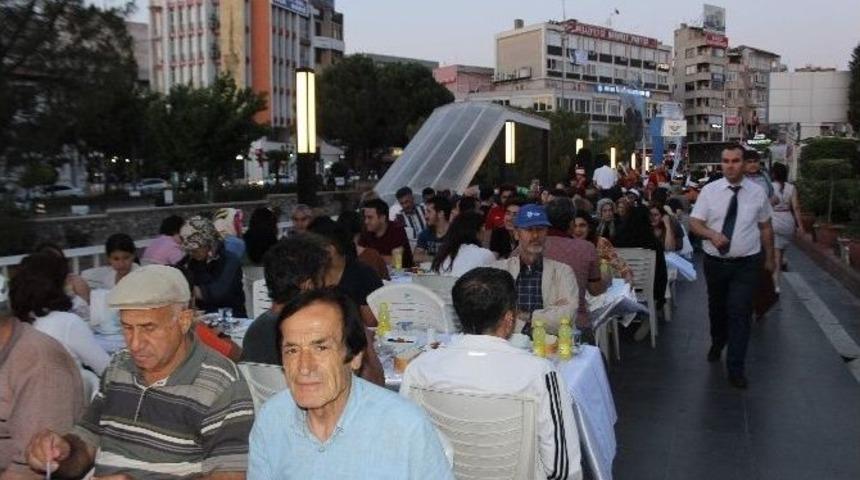 Yüzlerce Kişi Mehter Marşı Eşliğinde Aynı Sofrada İftar Yaptı