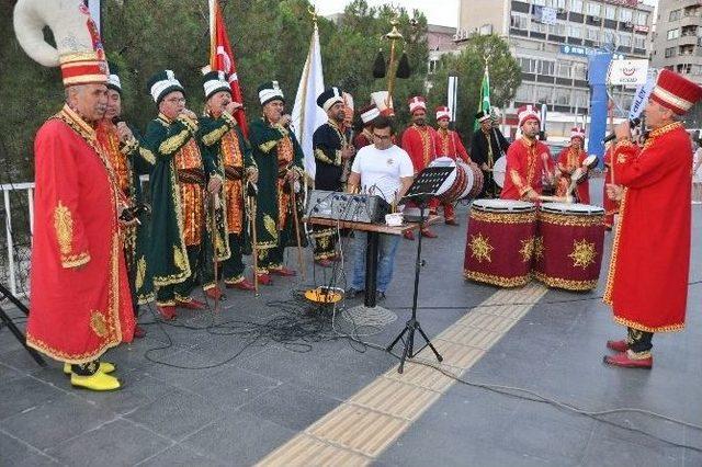 Yüzlerce Kişi Mehter Marşı Eşliğinde Aynı Sofrada İftar Yaptı