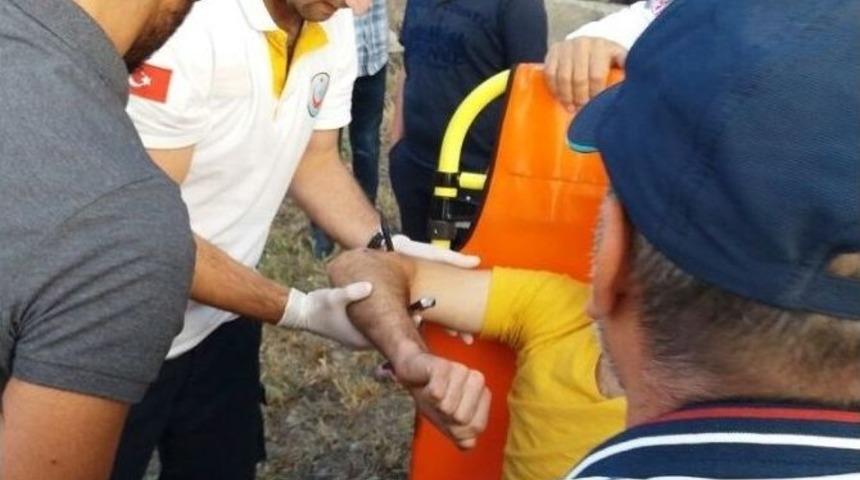 Demir Korkuluk Koluna Saplandı