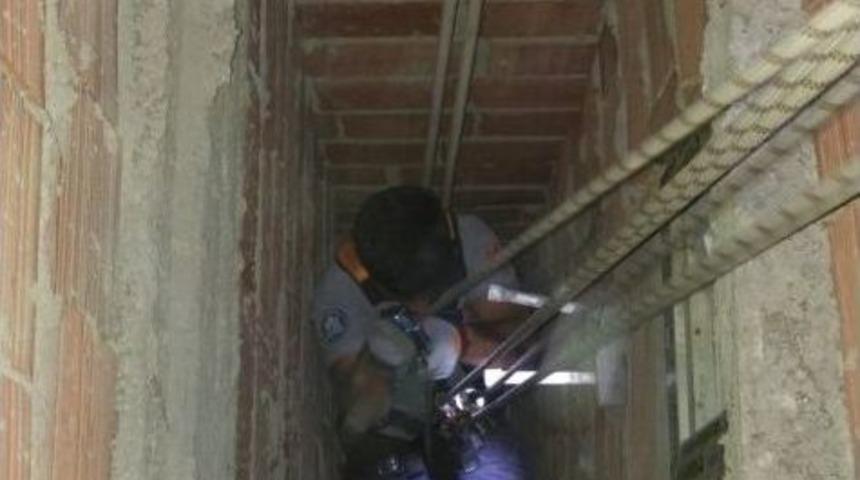 Havalandırma Boşluğuna D&uuml;şen Kediyi İtfaiye Kurtardı