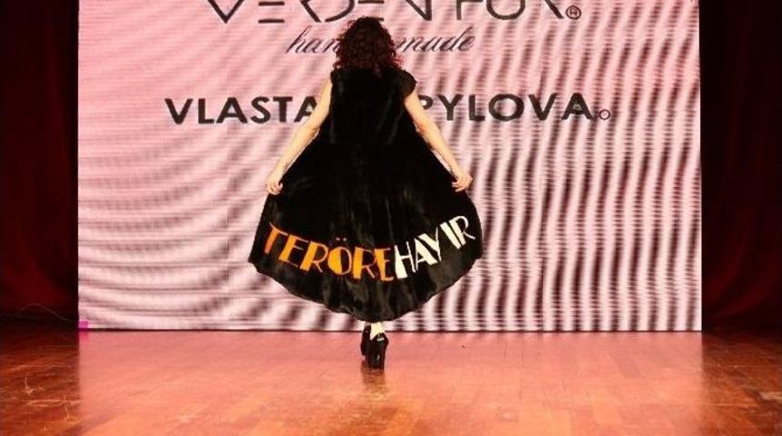 Mankenlerden Ter&ouml;re Tepki Y&uuml;r&uuml;y&uuml;ş&uuml;