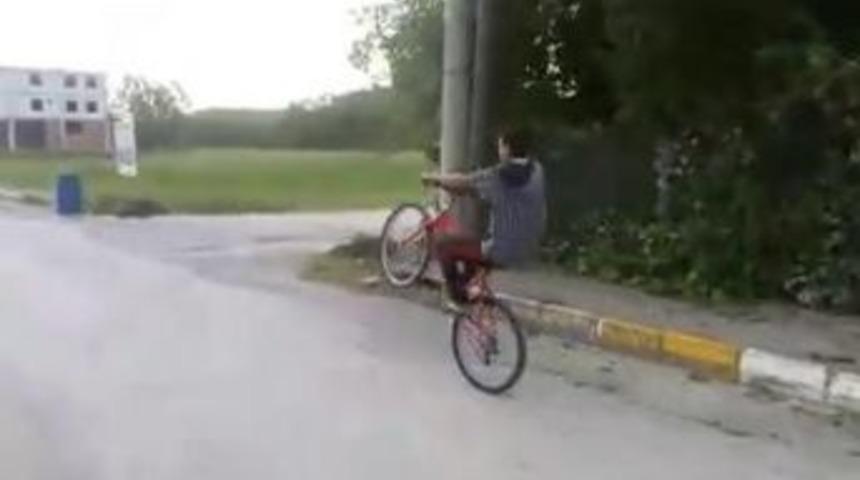 Tek Teker &Uuml;st&uuml;nde Kilometrelerce Bisiklet S&uuml;ren Gen&ccedil; Fenomen Oldu