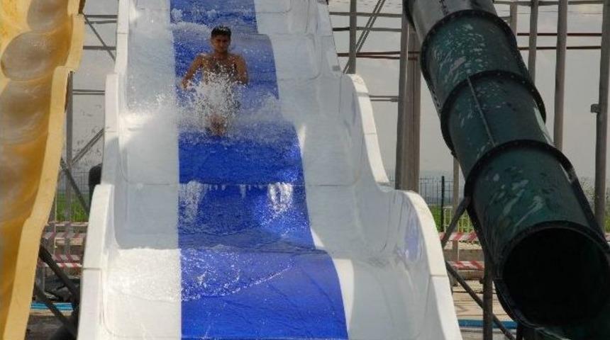 Ramazan Ayında Sıcaktan Bunalan Gen&ccedil;ler Havuzlarda Serinliyor