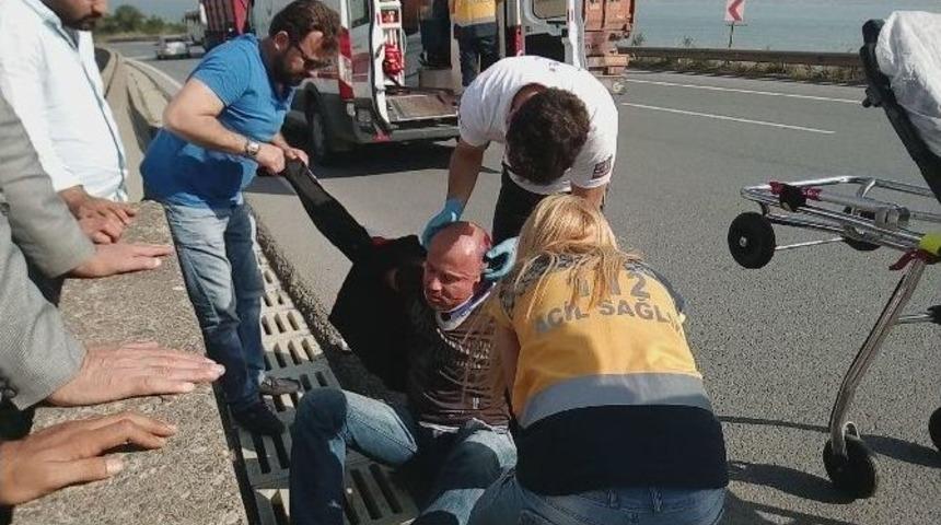 S&uuml;rat Motoruyla Bariyerlere Girdi: 1 Yaralı