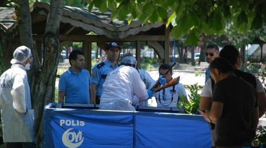 Temizlik İşçileri Parkta Erkek Cesedi Buldu
