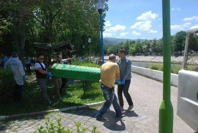 Temizlik İşçileri Parkta Erkek Cesedi Buldu