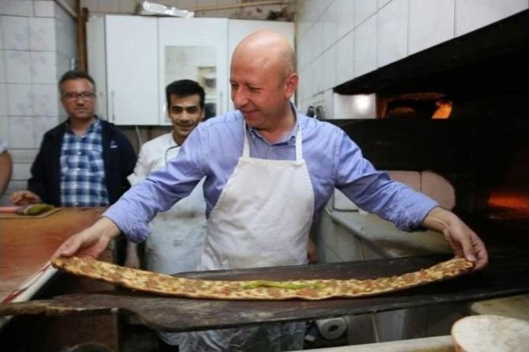 Fevzi&ccedil;akmak&rsquo;lıların Sahur Pidesini &Ccedil;olakbayrakdar Pişirdi