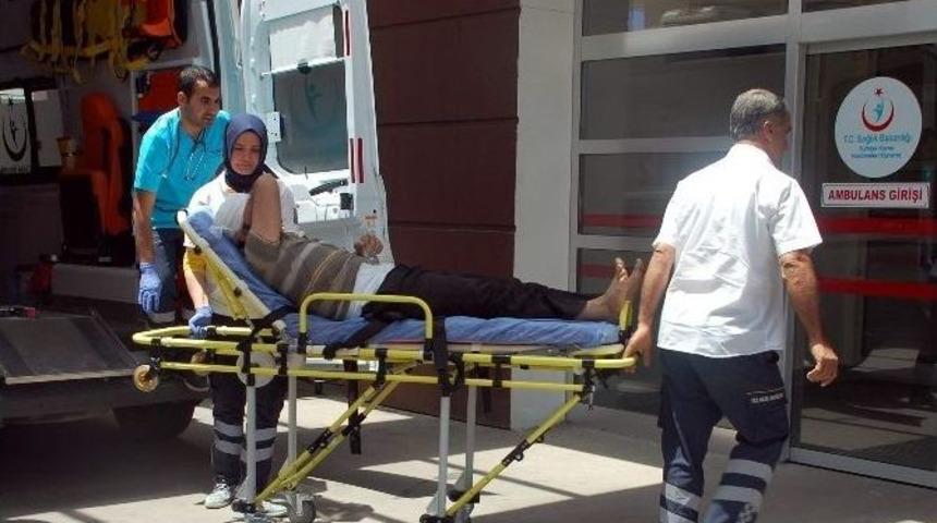 &Ccedil;ocukların Kavgasına Aileler De Dahil Oldu: 4 Yaralı