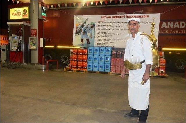 İftar Sonrası Müşterilere Meyan Şerbeti İkramı